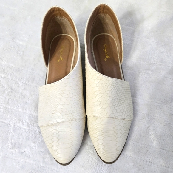 Womens Swan Loafer Size 8 Yvory  Slip-on Snake Embossed Minimalist‎ Preppy - Picture 7 of 7